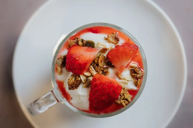 Joghurt mit Erdbeeren und Granola von oben fotografiert
